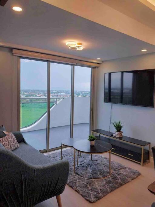 1Bedroom Unit At Azure North With Netflix Up To 6Pax ซานเฟอร์นานโด ภายนอก รูปภาพ